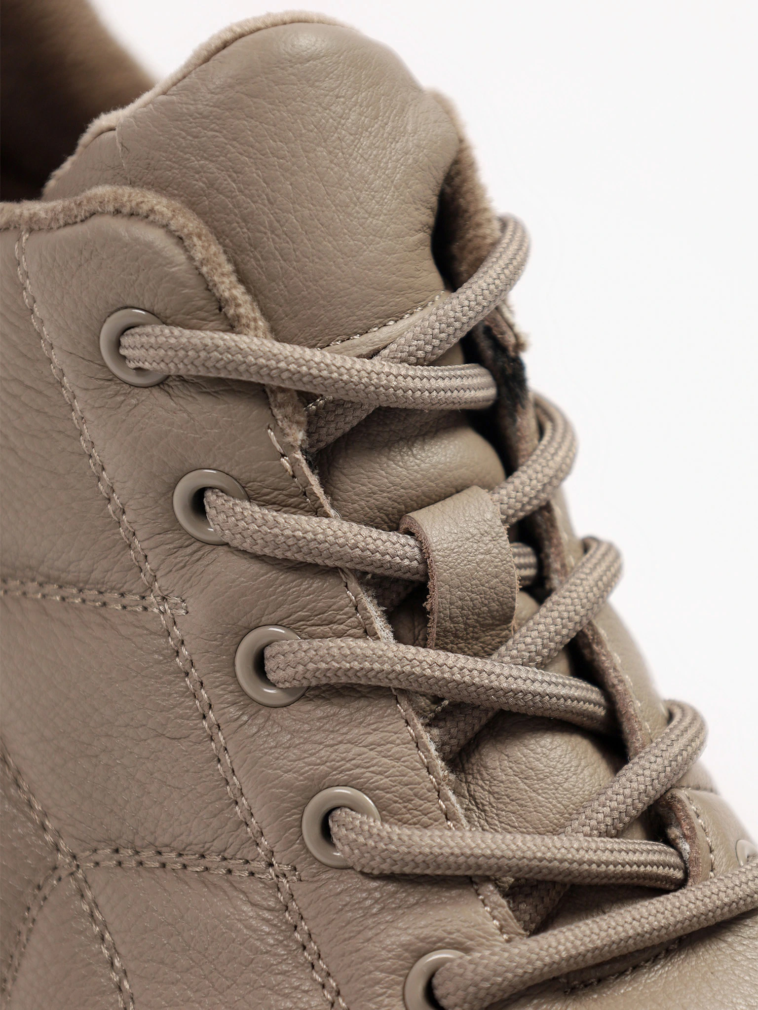 Кроссовки серого цвета на средней рельефной подошве